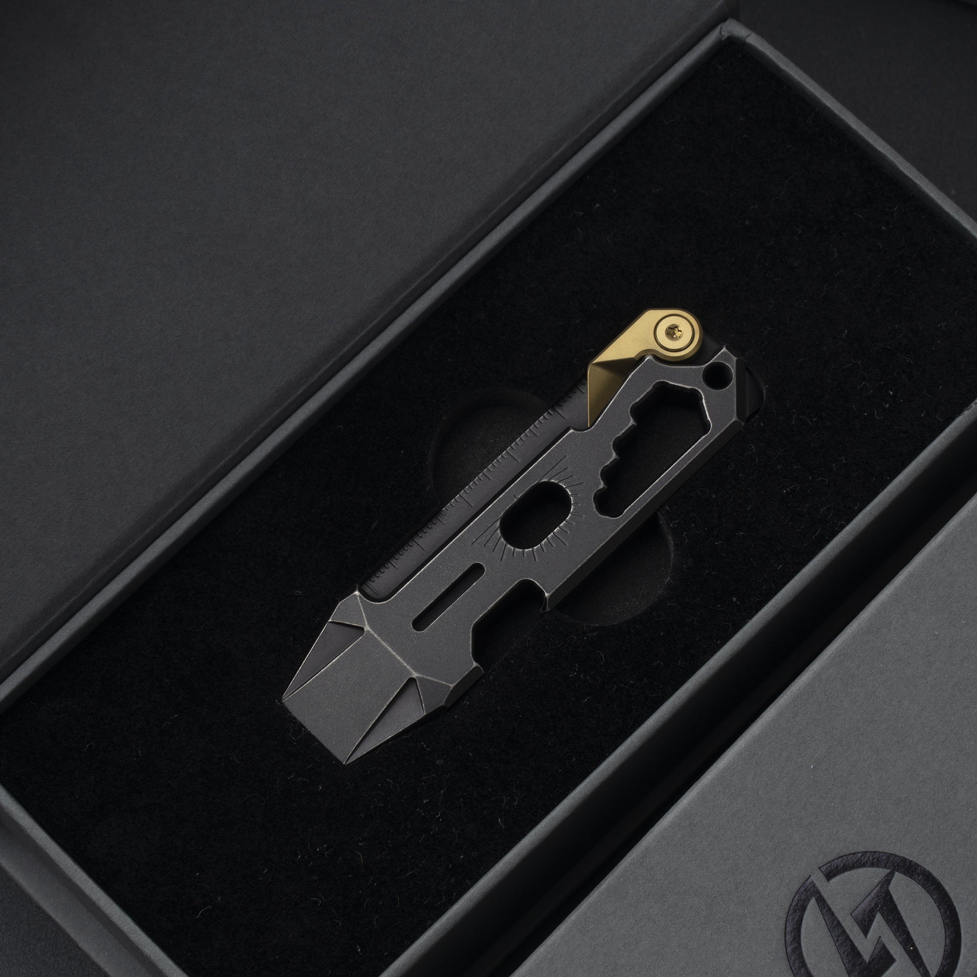 T042 Cyber Bison EDC Pry Bar Titanium Alloy Multitool(Black Coating Stonewash)